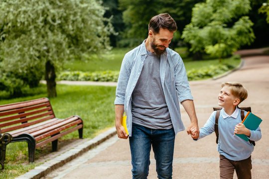 Părinte și copil plimbându-se liniștiți, reprezentând nevoia de siguranță și un viitor mai bun în diaspora